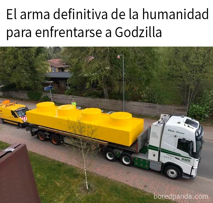 Camión transportando una figura gigante de LEGO, meme divertido sobre la estupidez humana y la creatividad humana.