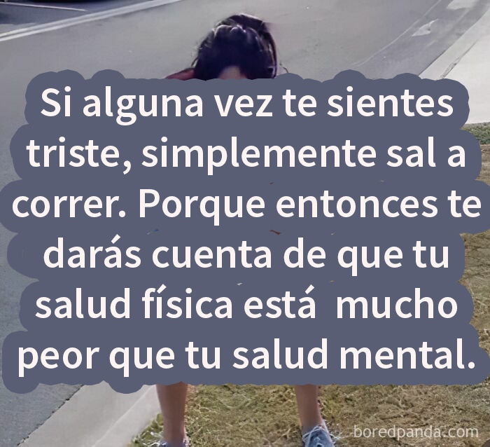 Persona cansada agachada tras correr en la calle, ilustrando memes divertidos sobre la estupidez humana y salud mental.