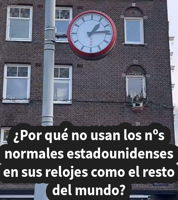 Reloj en edificio que ilustra ignorancia estadounidense con números no convencionales en el diseño del tiempo.