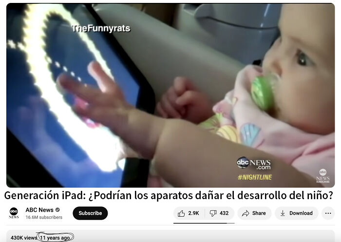 Bebé interactuando con tablet, ilustrando el concepto de envejecer como el vino y su relación con la tecnología.