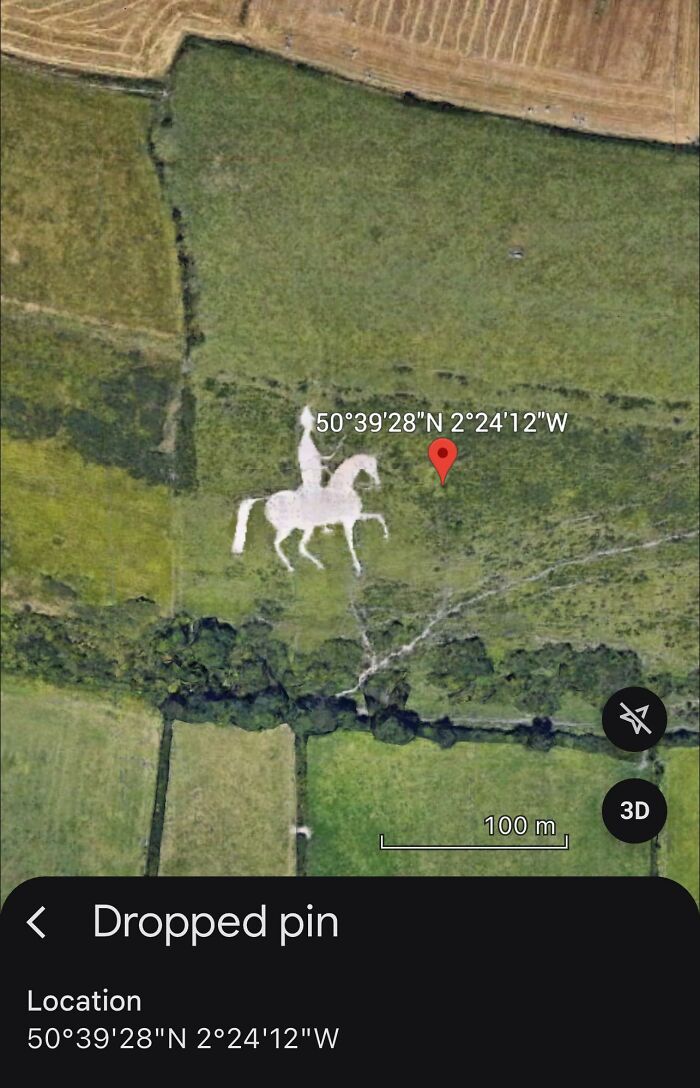 Figura gigante de caballo y jinete en el suelo, uno de los lugares misteriosos encontrados en imágenes satelitales de Google Earth.