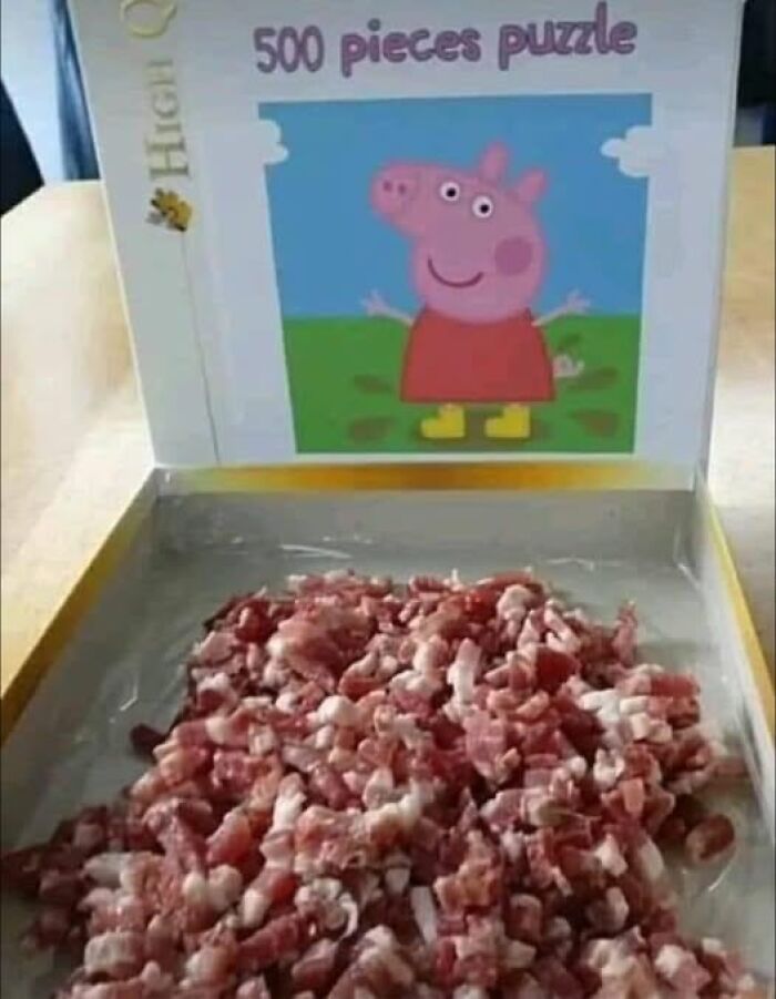 Caja de rompecabezas de 500 piezas con imagen de cerdita infantil, pero en lugar de piezas, carne picada en su interior. Publicaciones peligrosas.