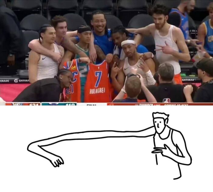 Jugadores de baloncesto y meme divertido y sarcástico con dibujo de brazo largo señalando algo fuera de pantalla.