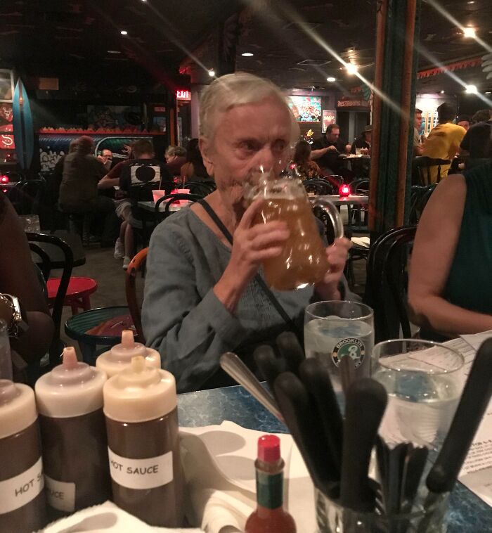 Mi abuela bebiéndose la cerveza más grande que había