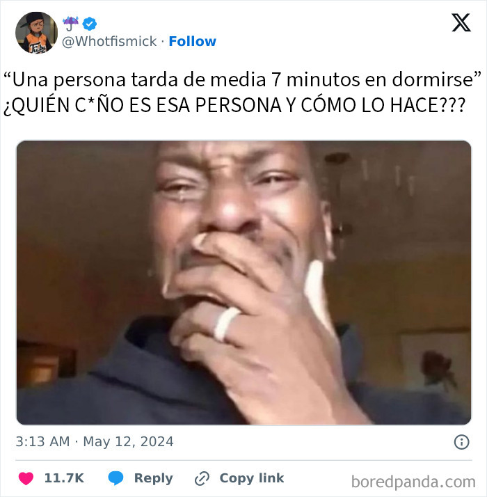 Hombre riendo con mano en la boca, meme divertido para dosis diaria de risas y humor en redes sociales.