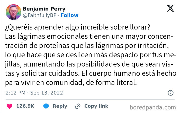 Tuit explicando datos curiosos sobre las lágrimas emocionales con toque de memes científicos que te hacen reír.