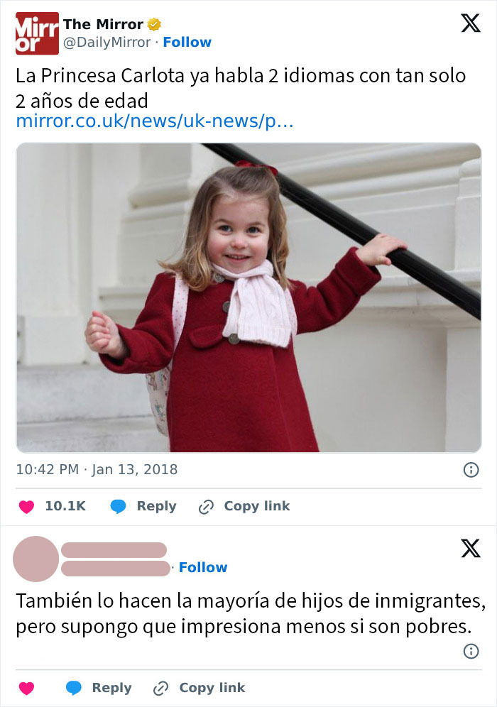 Niña británica sonriente con abrigo rojo y bufanda, imagen divertida y fuera de contexto del humor británico en Reino Unido.