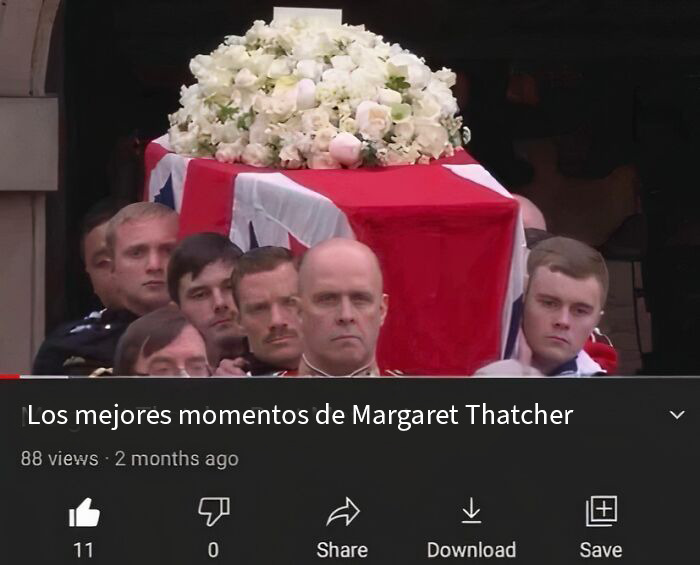 Hombres cargando un féretro con la bandera del Reino Unido en imagen divertida de humor británico fuera de contexto