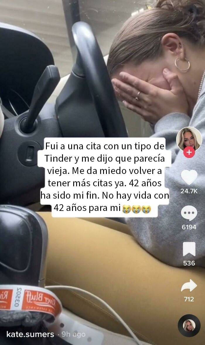 Mujer llorando en coche tras mala experiencia en citas, reflejando miedo y tristeza por citas fallidas compartidas en internet.