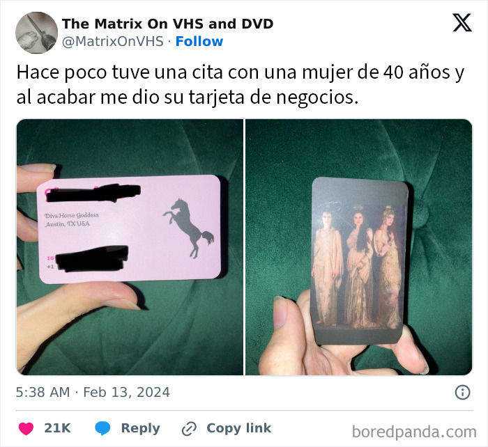 Hombre muestra tarjetas de negocio tras una cita fallida, imágenes compartidas en internet de citas que no salieron bien.