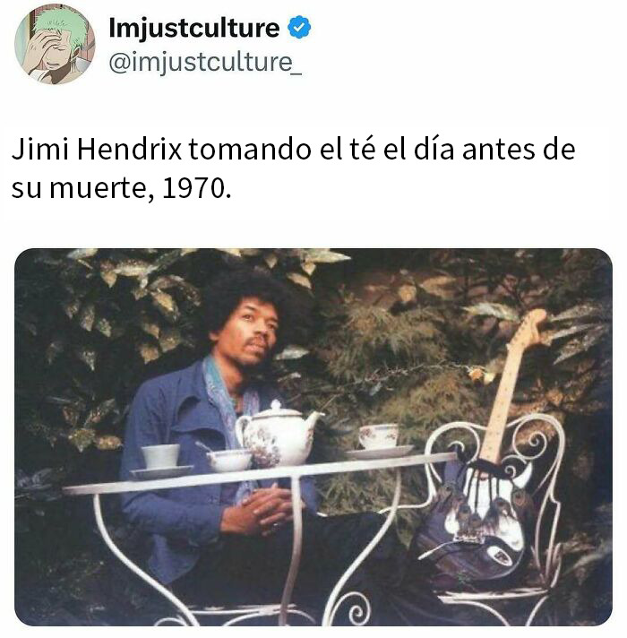 Jimi Hendrix sentado en jardín con guitarra y tetera, imagen fascinante para curiosos de publicaciones e historias.