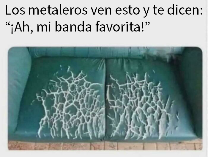 Sofá viejo con tapizado agrietado comparado con una banda favorita, meme relacionado con memes y bromas que necesitaron explicación.