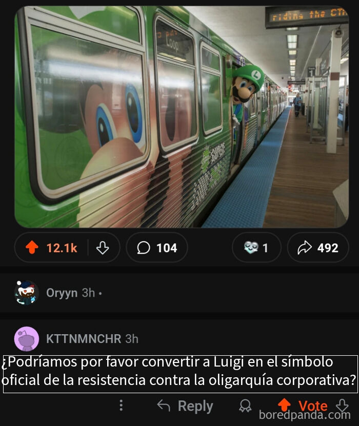 Tren decorado con personajes de videojuegos y Luigi saludando, ilustrando frases creativas y originales.