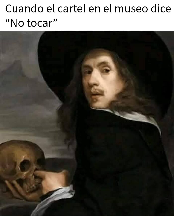 Hombre con sombrero negro metiendo dedo en calavera, meme aleatorio para risas y diversión con toque de caos cultural.