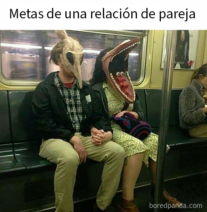 Pareja en metro con máscaras cómicas, representando risas, caos y diversión en memes aleatorios para entretenimiento.