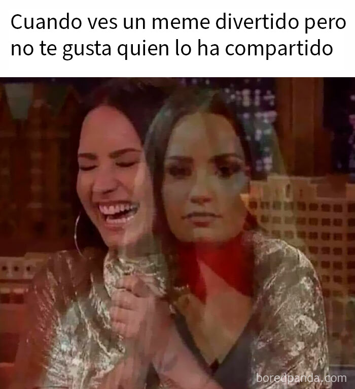 Meme aleatorio con mujer mostrando emociones opuestas, representando risas y caos en situaciones divertidas y confusas.