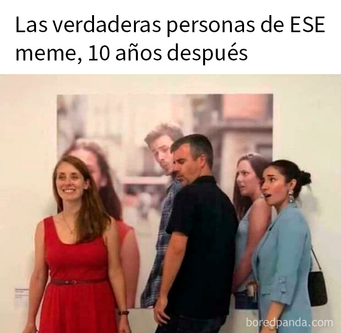 Personas recreando meme clásico en exposición, ejemplo de memes divertidos para risas diarias en internet.