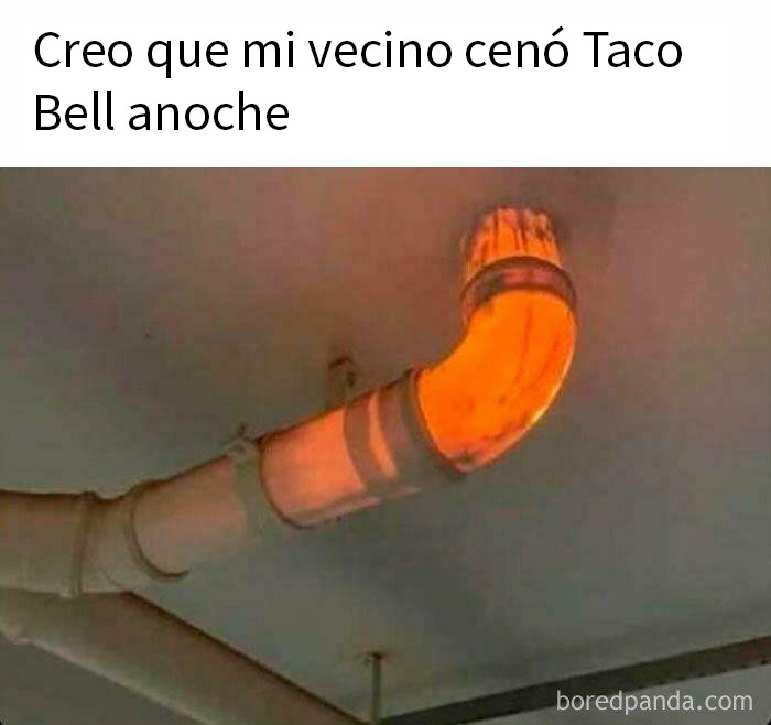 Tubería con luz naranja en el techo, imagen para memes divertidos y humor gráfico para dosis diaria de risas.