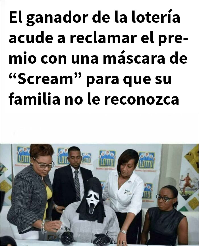 Hombre con máscara de Scream reclama premio de lotería rodeado de tres personas, humor y memes divertidos.