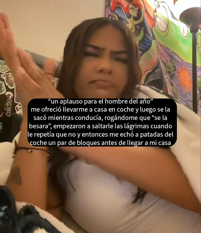 Mujer mostrando mensajes de texto exponiendo a hombres ridículos en situaciones incómodas y creando aplausos irónicos.