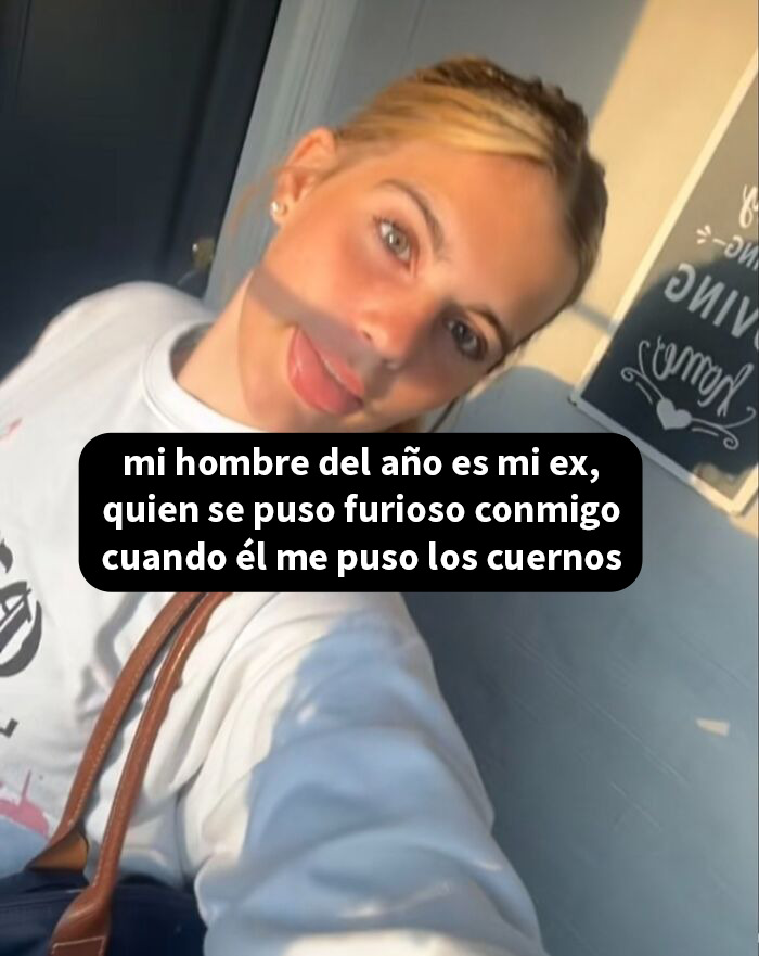 Mujer joven exponiendo a su ex con mensaje de texto furioso, mostrando hombres ridículos y su comportamiento en la relación.