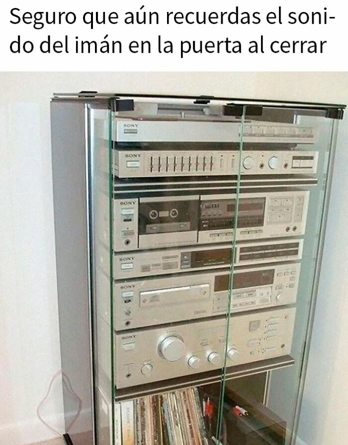 Equipo de sonido retro Sony con cassette, ecualizador y reproductor, recordando publicaciones del pasado para mayores.