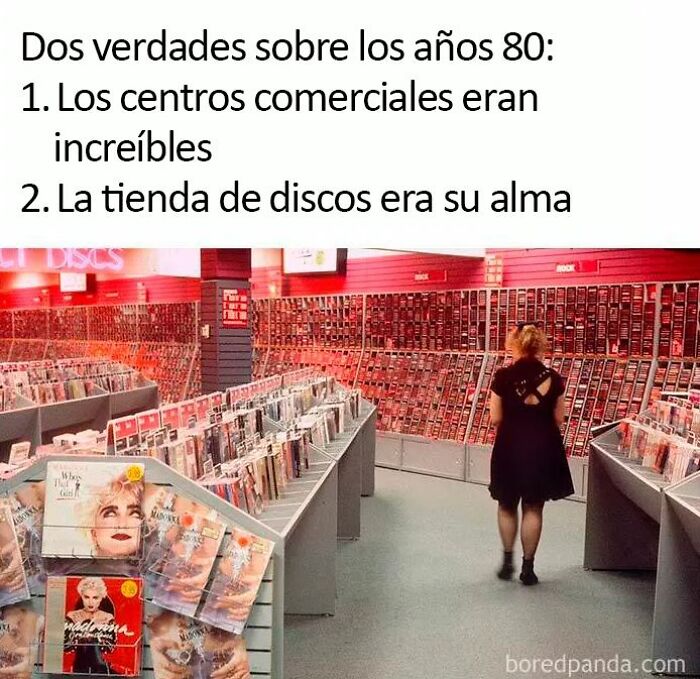 Tienda de discos en centro comercial de los años 80, mostrando publicaciones del pasado para mayores nostalgicos.