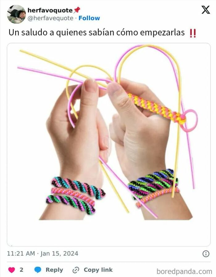 Manos haciendo pulseras de hilo con nudos coloridos, recuerdo nostálgico de publicaciones del pasado para mayores.