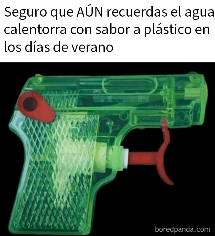 Pistola de agua de plástico verde translúcido, juguete clásico que solo entenderás si eres lo bastante mayor.