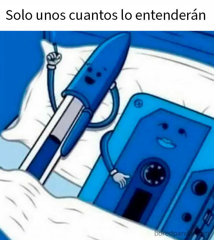 Pluma y reproductor de cassette animados en una cama, representando publicaciones del pasado para mayores.