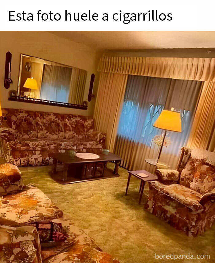 Sala de estar retro con muebles y alfombra antigua, reflejando publicaciones del pasado para quienes son mayores.