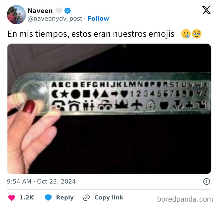 Regla antigua con símbolos y emojis del pasado, nostalgia para quienes son lo bastante mayor y recuerdan estos objetos.