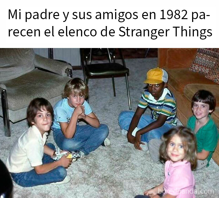 Grupo de niños sentados en círculo en una sala, imagen relacionada con publicaciones del pasado para mayores.