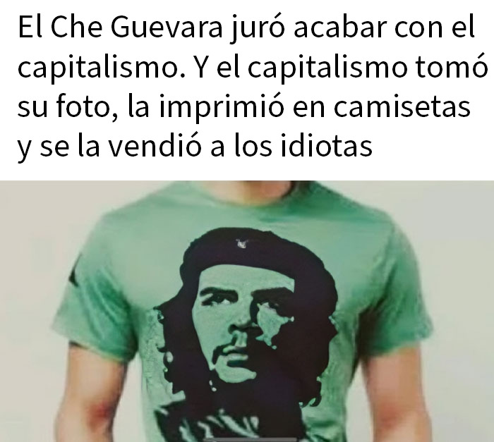 Hombre con camiseta verde con imagen del Che Guevara y texto satírico sobre capitalismo y su contradicción social.