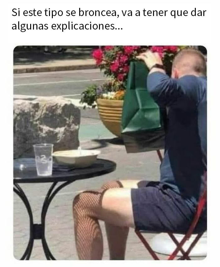 Hombre con medias de red sentado al aire libre, imagen divertida que juega con el límite de lo ofensivo y divertido.