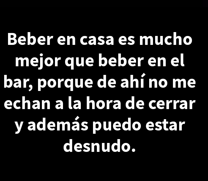 Frase humorística sobre beber en casa, jugando con el límite entre lo divertido y lo ofensivo en publicaciones.