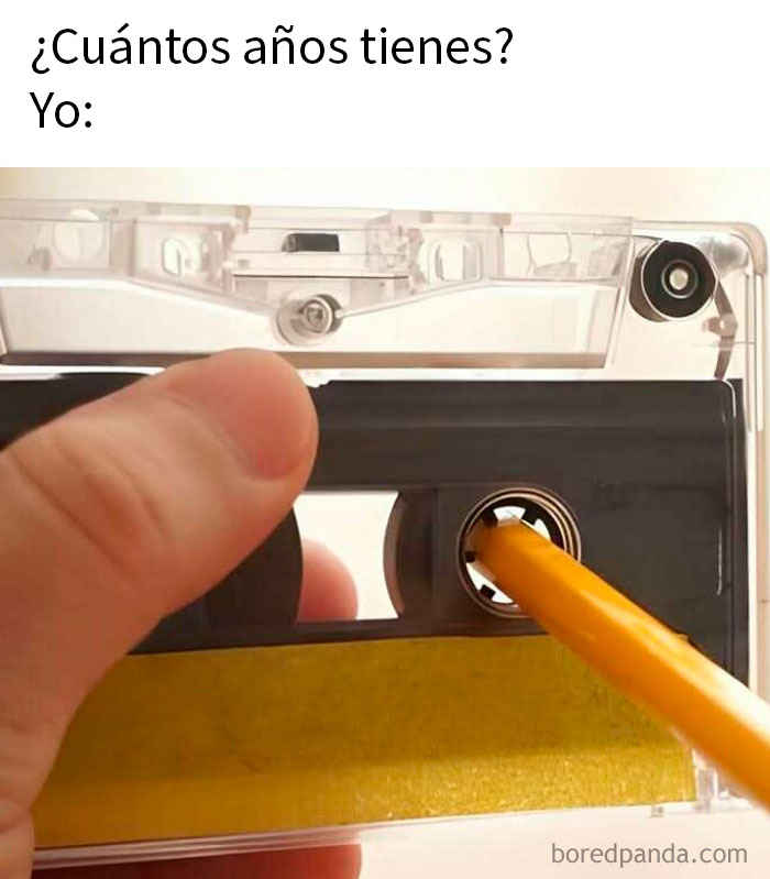 Mano usando lápiz para rebobinar cinta en casete antiguo meme sarcástico mostrando nostalgia y humor irónico.