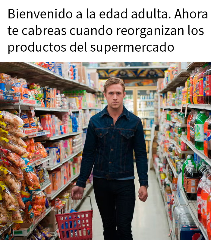 Hombre serio con canasta en supermercado representando memes divertidos y sarcásticos sobre la vida adulta y reorganización de productos.