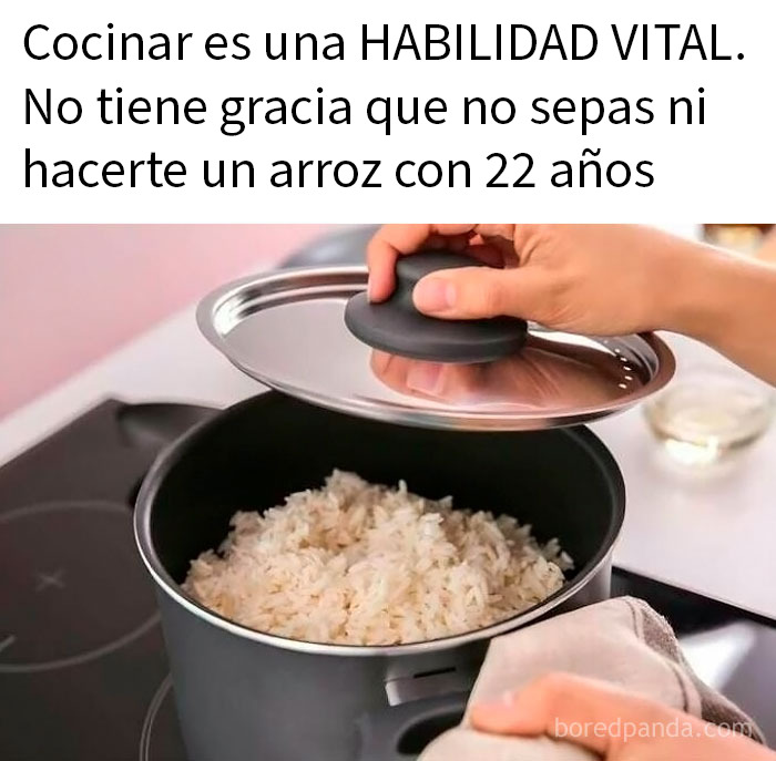 Manos levantando tapa de olla con arroz cocido, meme sarcástico sobre habilidad vital en la cocina.