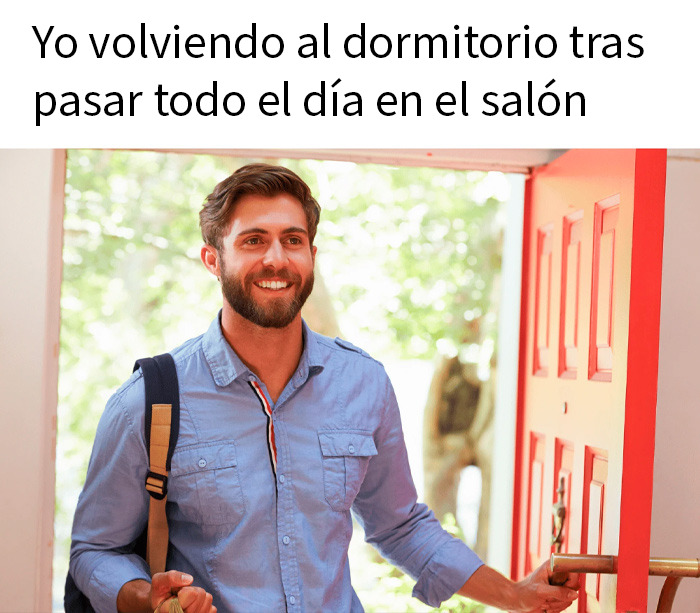 Hombre sonriendo y entrando a una casa, meme divertido y sarcástico sobre volver al dormitorio tras estar todo el día en el salón.