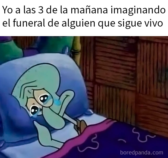 Calamardo llorando en la cama a las 3 de la mañana, meme sarcástico que muestra tristeza y humor combinado.