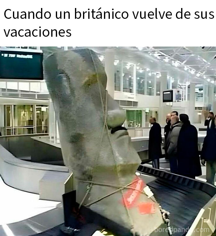 Escultura sarcástica en aeropuerto representando memes sarcásticos que te hacen llorar por dentro y reír por fuera.