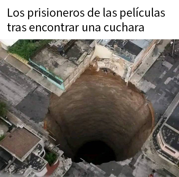 Gran socavón en zona urbana que ilustra memes divertidos y sarcásticos sobre situaciones inesperadas y absurdas.