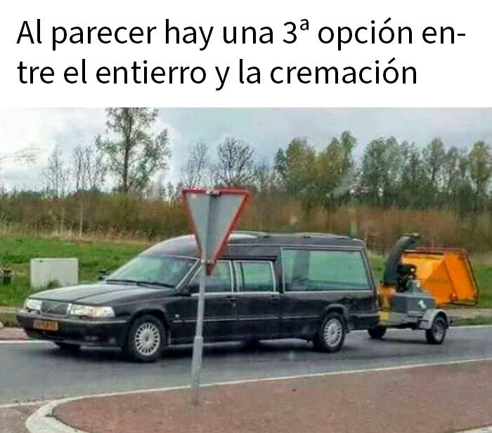 Carro fúnebre con remolque portando una trituradora, meme divertido y sarcástico sobre opciones de entierro.