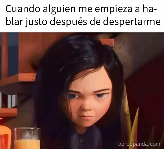 Niña animada con expresión molesta al despertar, ilustrando memes sarcásticos que causan risa y tristeza por dentro.