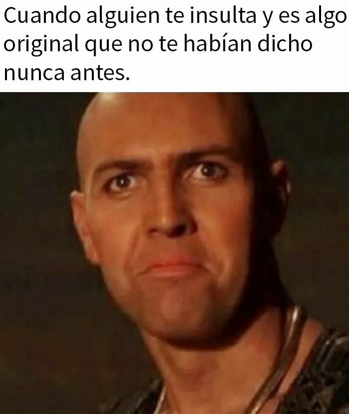 Hombre calvo con expresión seria y texto sobre memes divertidos que resultan familiares y para discutir en terapia.