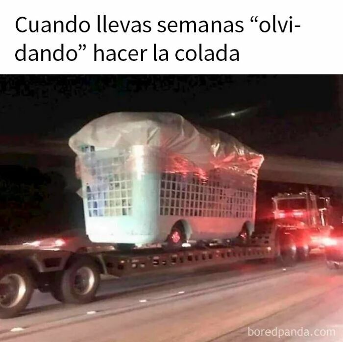 Camión transporta cesta de ropa gigante con cubierta, representando procrastinar la colada en memes divertidos familiares.