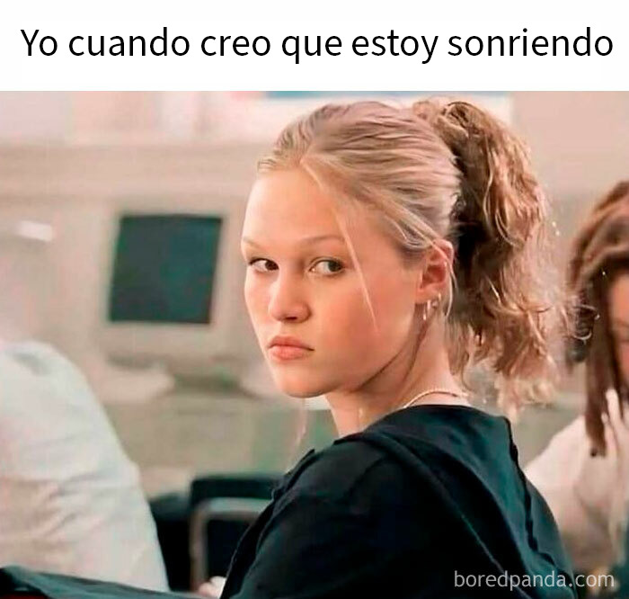 Joven con expresión seria sentada en aula, ilustrando memes divertidos y familiares para discutir en terapia.