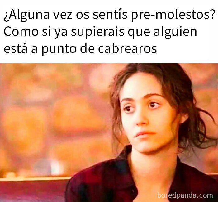 Mujer con expresión pensativa acompañada de meme divertido sobre sensaciones previas a molestarse, meme familiar para terapia.