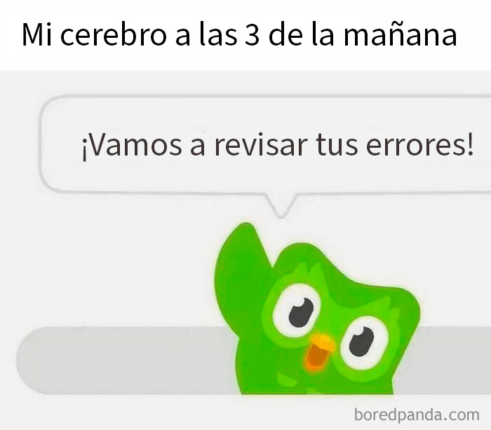 Memes divertidos con el personaje de Duolingo recordando errores a las 3 de la mañana, temas familiares para discutir en terapia.
